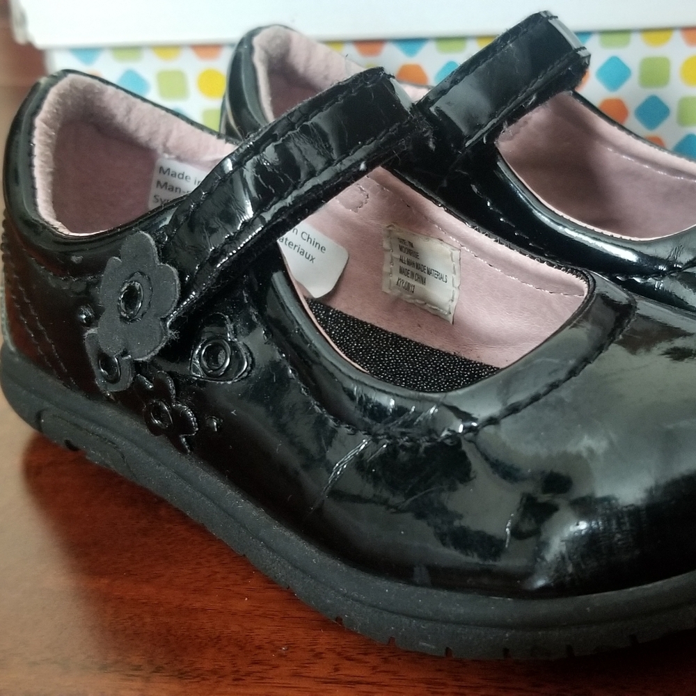 EUC STRIDE RITE GIRL DRESS SHOES IN BLACK PATENT